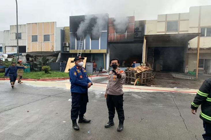 Kebakaran Gudang Pabrik...