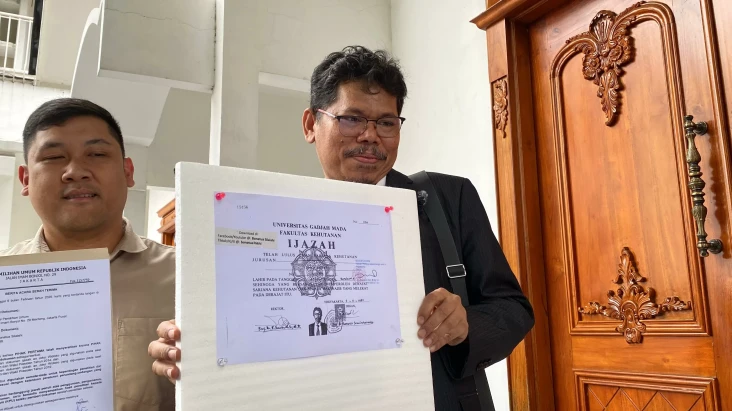 Kasus Ijazah Jokowi,...