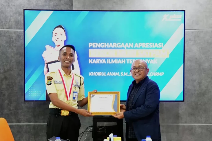 Berkarya Sambil Bekerja,...