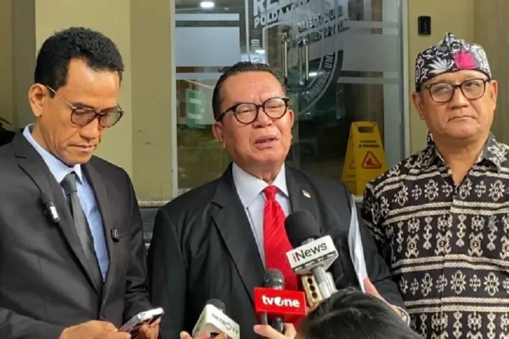 Roy Suryo Cs Ajukan...