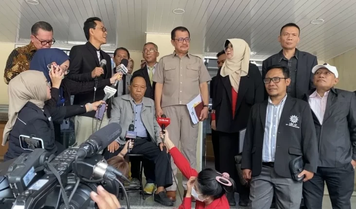 Kasus Ijazah Jokowi,...