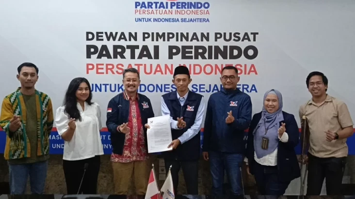 Terima SK Ketua Perindo...