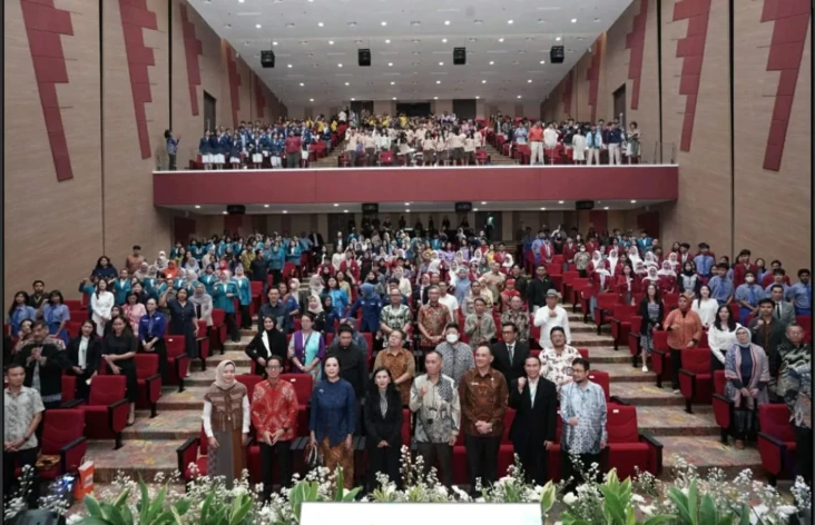 Berorientasi Global,...