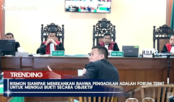 Rismon Sianipar di Sidang...