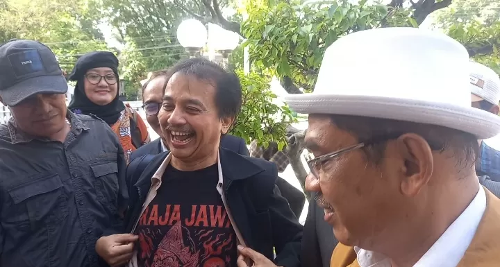 Roy Suryo Tolak Jawab...