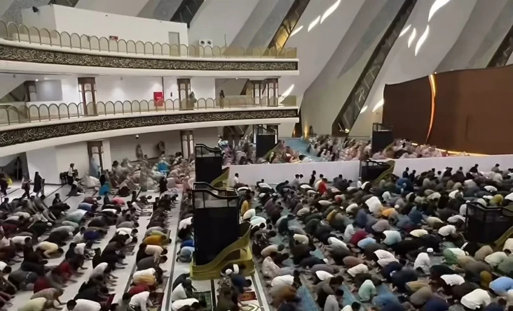 Melihat Suasana Tarawih...