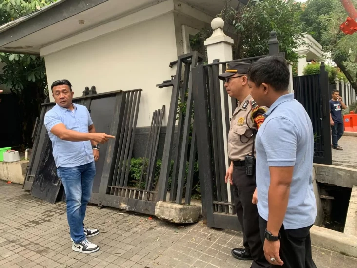 Pengemudi Mobil Tabrak...