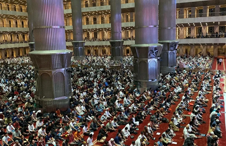 Ribuan Jemaah Padati...