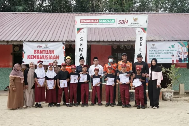 Baznas Tangsel Salurkan...
