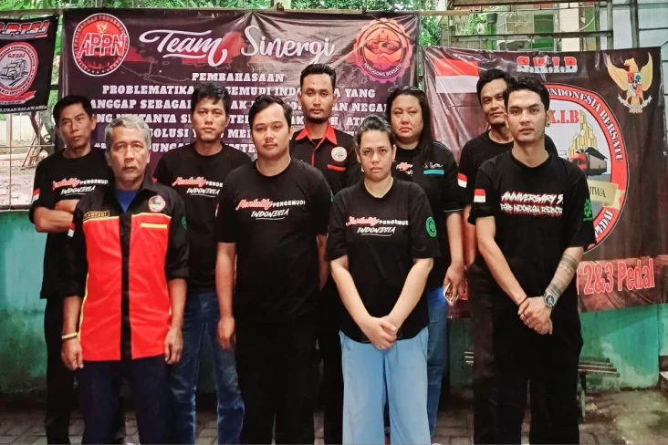 Dilarang Bawa Truk Sumbu...