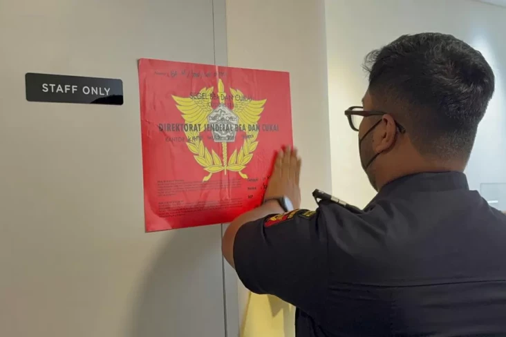 Bea Cukai Jakarta Segel...