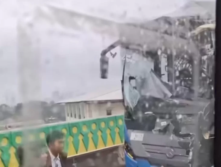 Update Tabrakan Transjakarta...