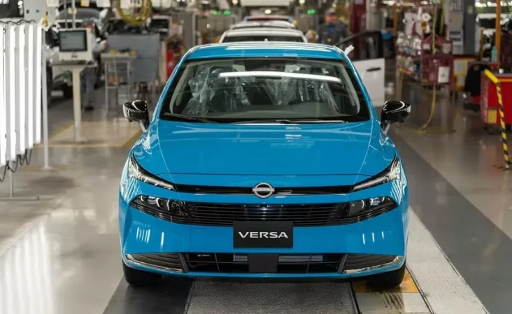 Nissan Versa Generasi...