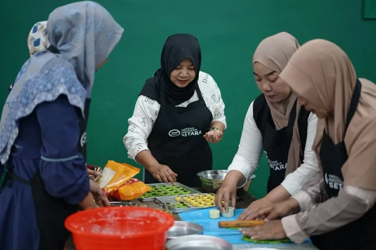 Latih Ratusan Ibu Bikin...