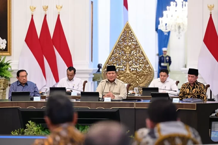 Prabowo Duduk Diapit...