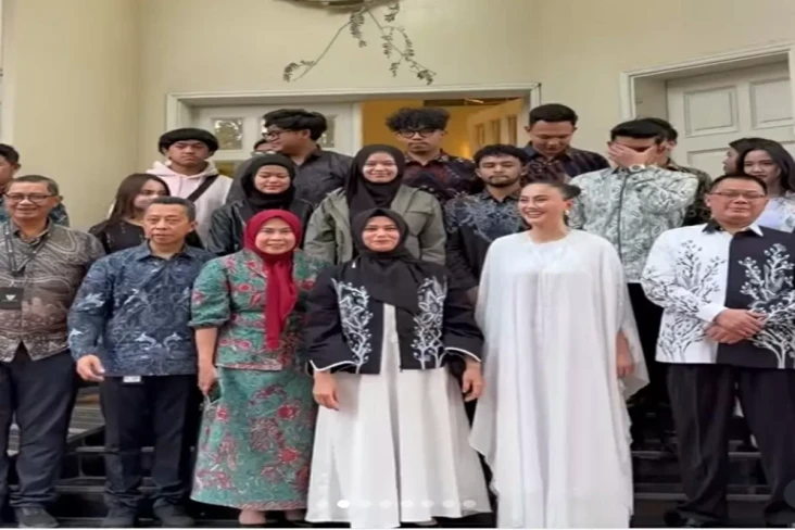 Agnez Mo Tampil Elegan...