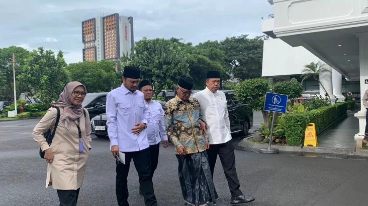 Penuhi Undangan Prabowo,...