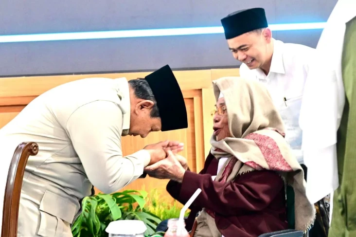 Momen Prabowo Cium Tangan...