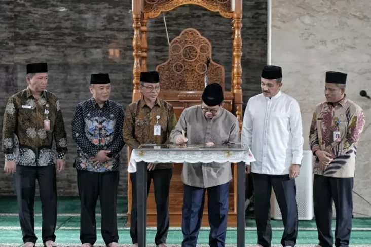 Resmikan Masjid Darul...
