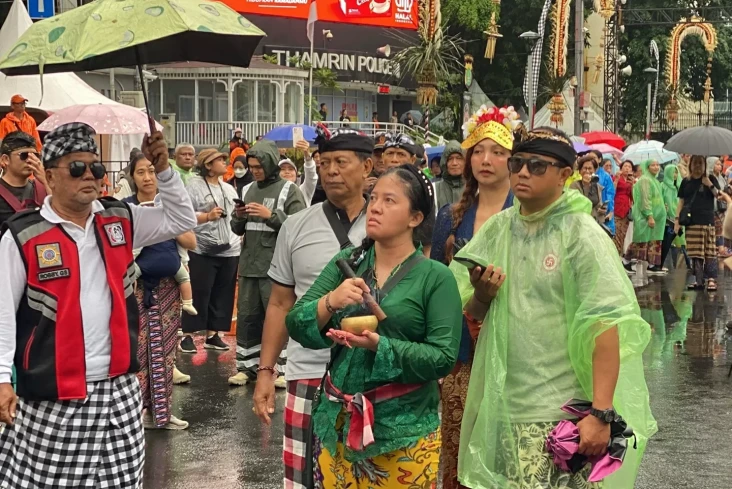 Pawang Hujan Rara Turun...