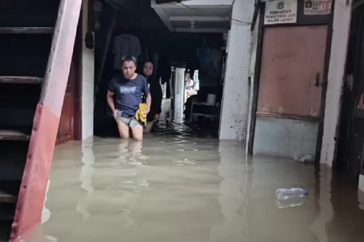 Kali Anak Ciliwung Meluap,...