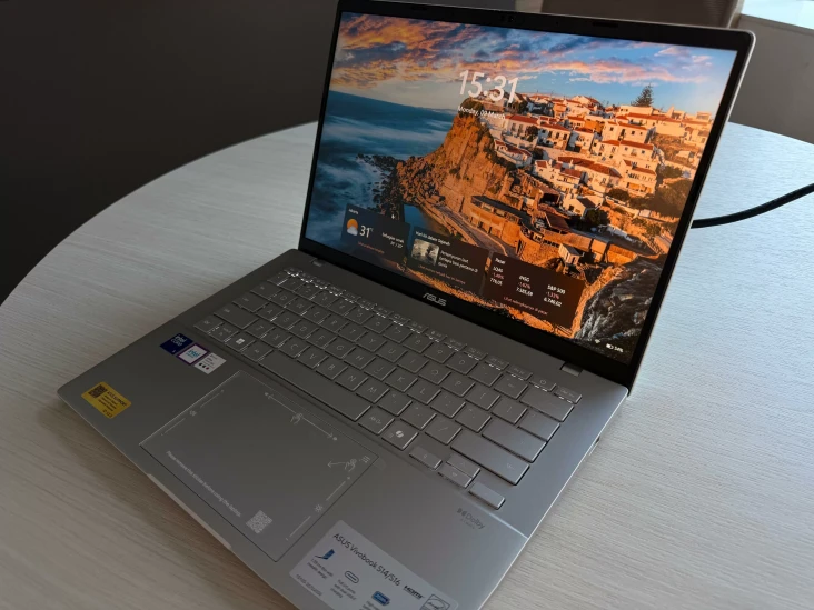 Laptop Kantor yang Tidak...