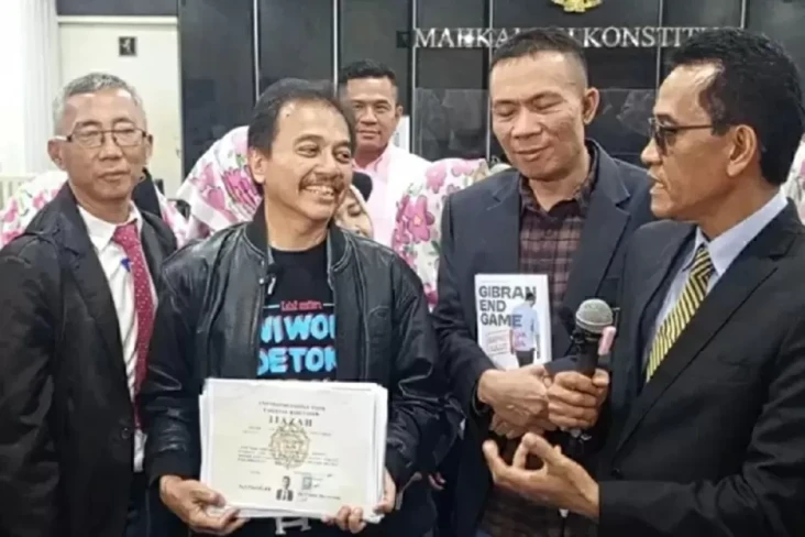 Roy Suryo Serahkan Keputusan...