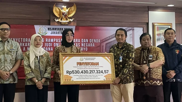 Kejari Jakbar Serahkan...