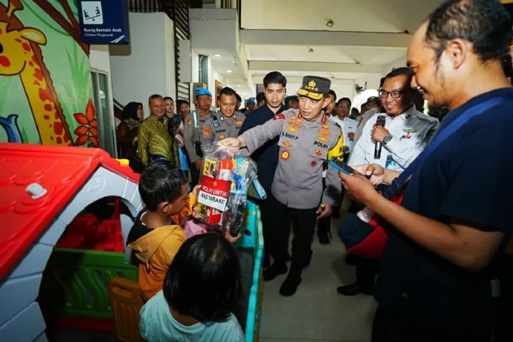 Tinjau Stasiun Surabaya...