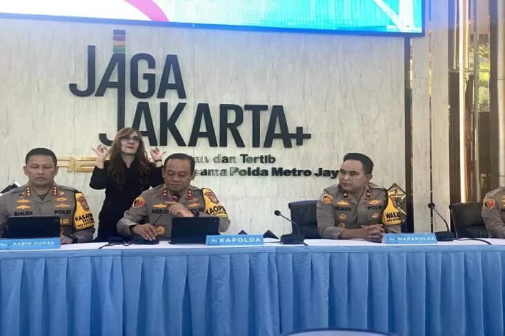 Pelaku Penyiraman Air...
