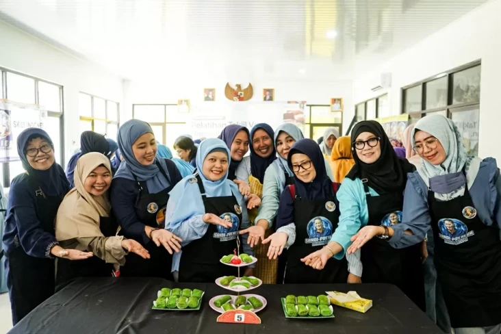 Latih Kaum Ibu Bikin...