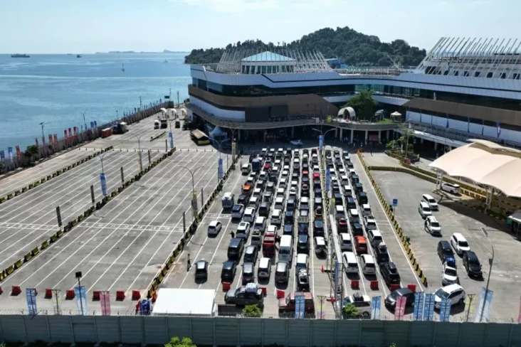 Tinjau Arus Mudik lewat...