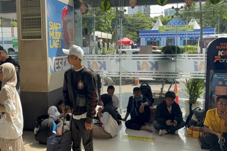 Pemudik Padati Stasiun...