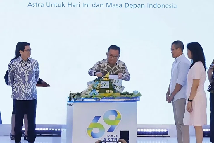 Menuju Tujuh Dekade,...