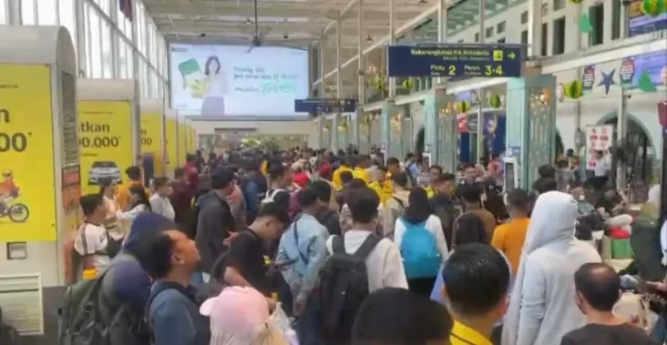 Jelang Lebaran, Stasiun...