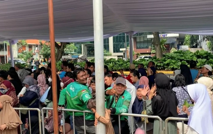 Antrean Panjang Warga...