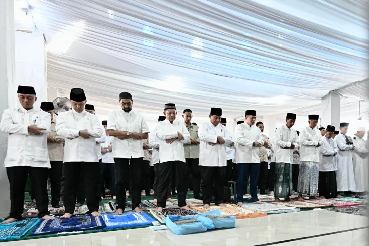 Prabowo Salat Id di...