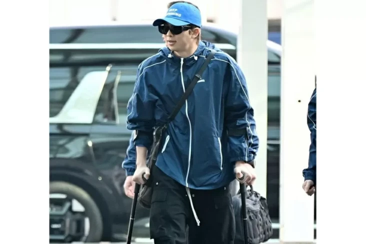 RM BTS Terlihat Pakai...
