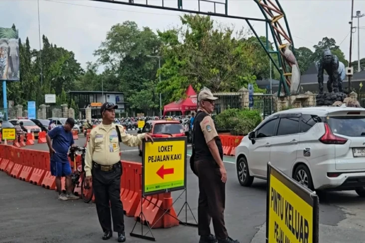 Pengunjung Ragunan Membeludak,...