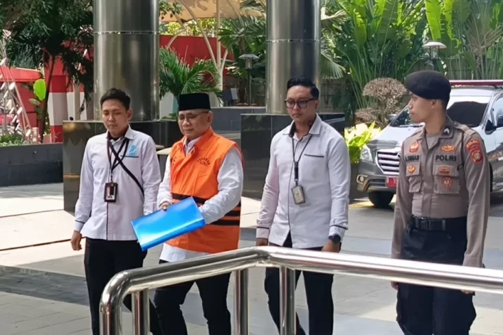 Tiba di KPK Jelang Pemeriksaan,...