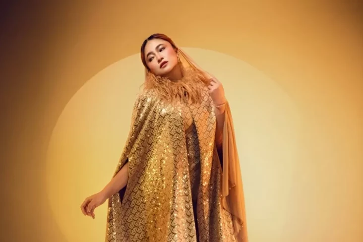 Sienna Lepas Hijab,...