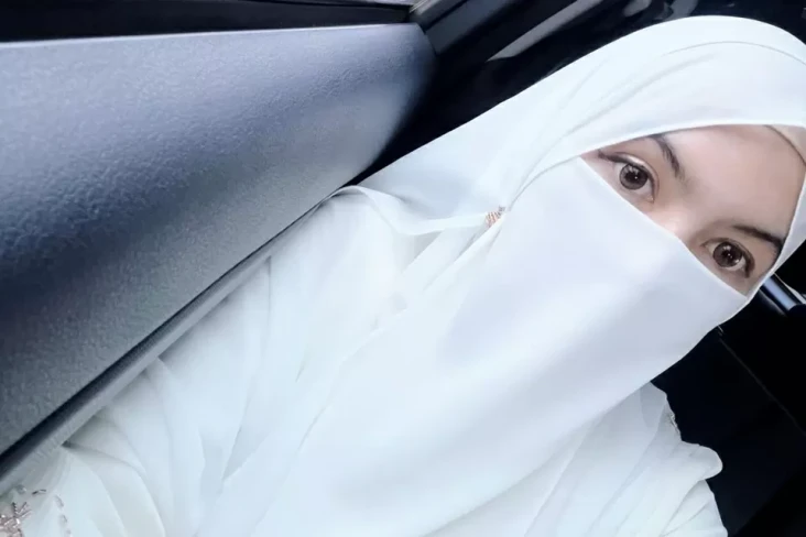 Pakai Baju Akad di Sidang...