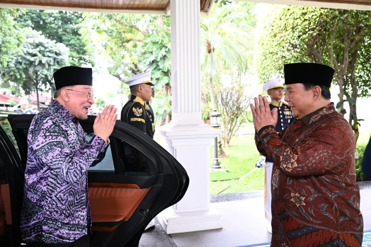 Prabowo Sambut Anwar...