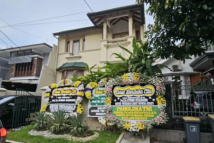 Karangan Bunga Berjejer...
