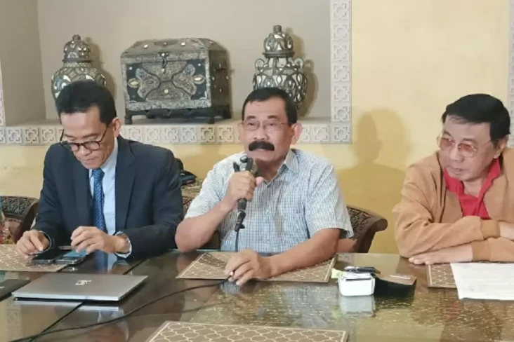 Gugat Polda Metro di...