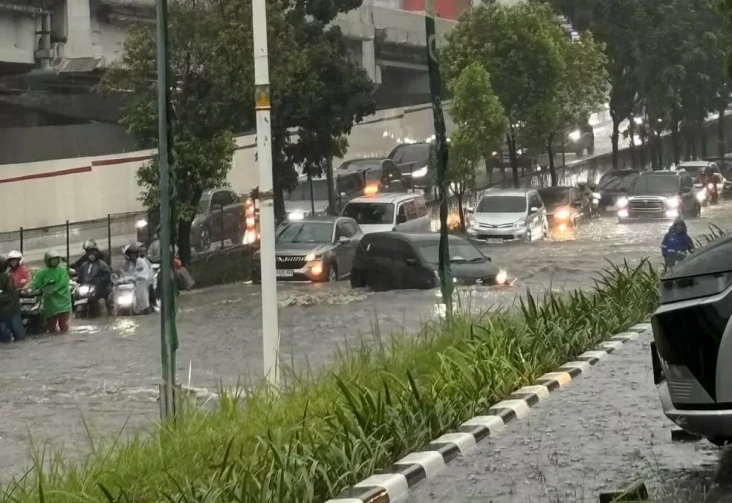 Banjir Rendam Kawasan...