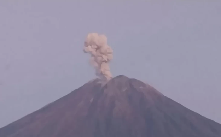 Gunung Semeru Erupsi...