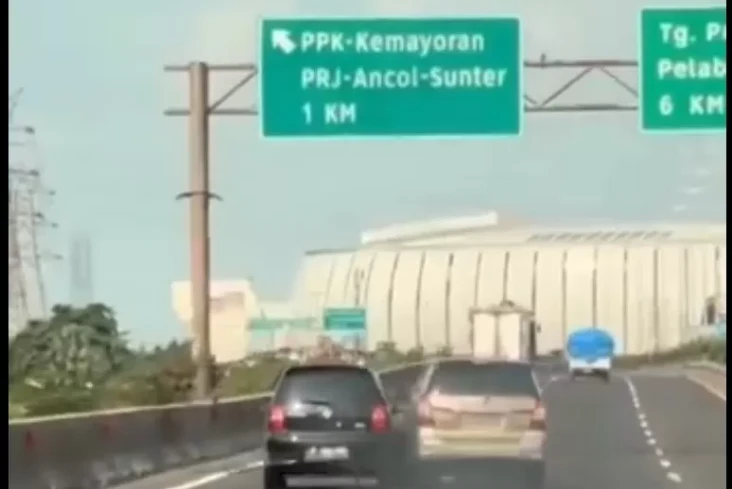 Viral 2 Pengendara Mobil...