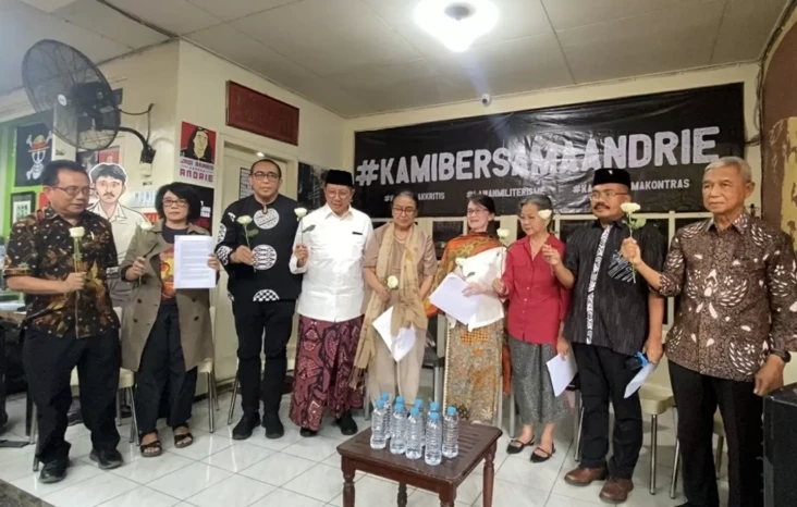 Istri Munir, Halida...