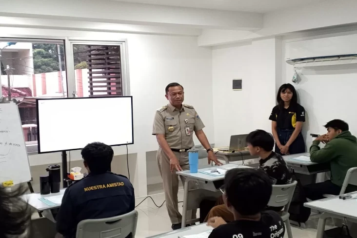 Wali Kota Jaktim Tinjau...